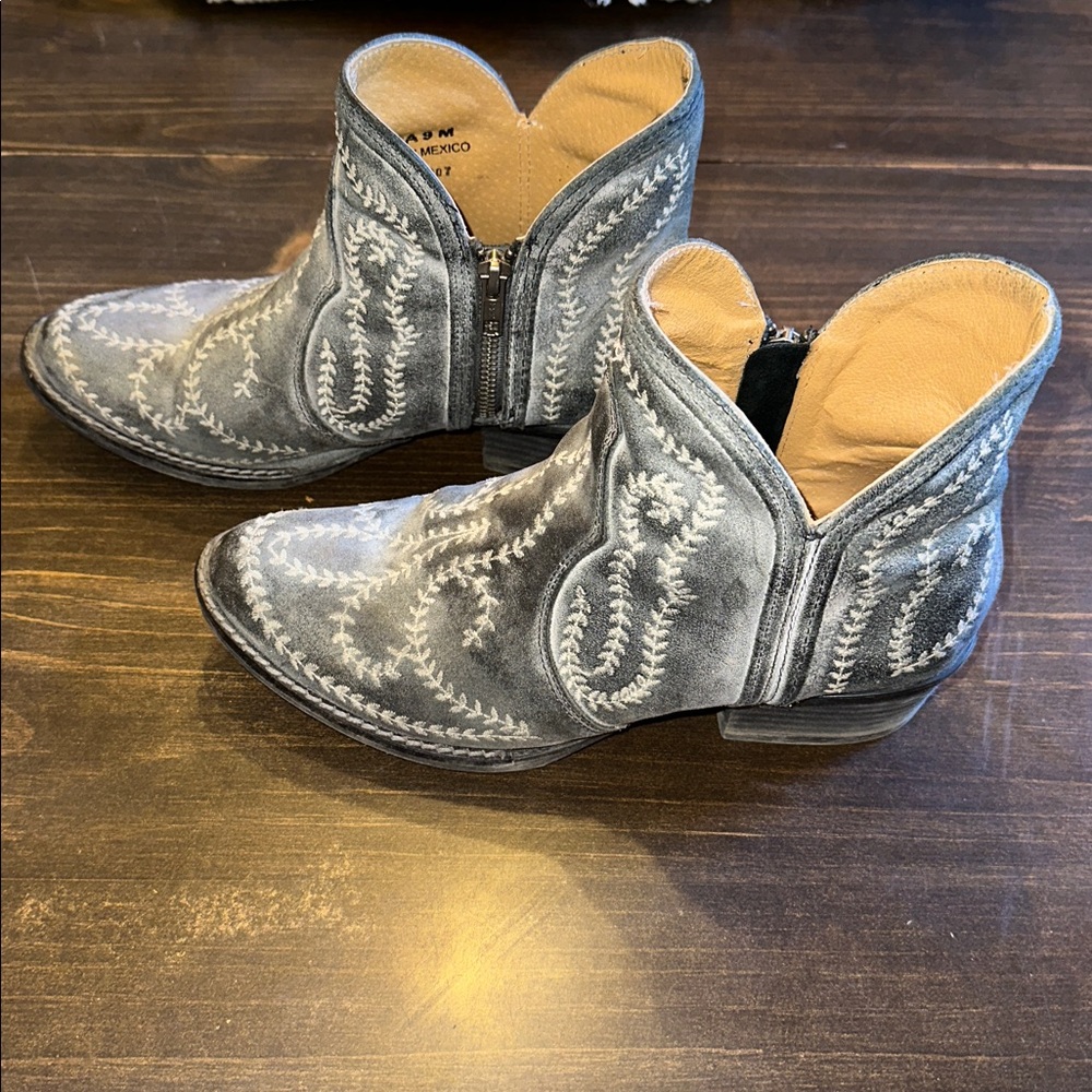 Sterling River Gray & White Embroidered Ankle Boots